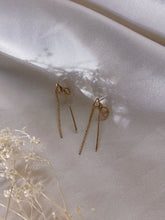Load image into Gallery viewer, Gold bow threaders