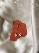 Load image into Gallery viewer, Pearl Lluvia Drops (gold filled)